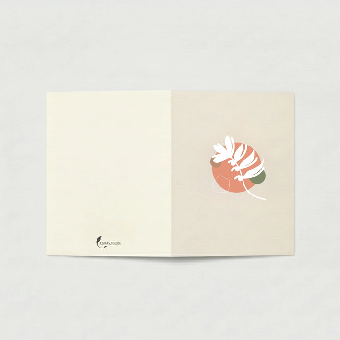 Carte de vœux ouverte à plat sur fond gris clair. La page de gauche est ivoire uni avec le logo Tricia Brière en bas à gauche. La page de droite, en beige rosé, présente une illustration botanique abstraite : un cercle terracotta avec des formes végétales blanches stylisées et un accent vert sauge.
