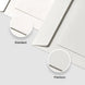 Comparatif de deux qualités d'enveloppes blanches sur fond gris clair. Deux cercles incrustés montrent le grain en gros plan : « Standard » en haut à gauche avec un papier lisse, « Premium » en bas à droite avec un papier texturé légèrement granuleux.