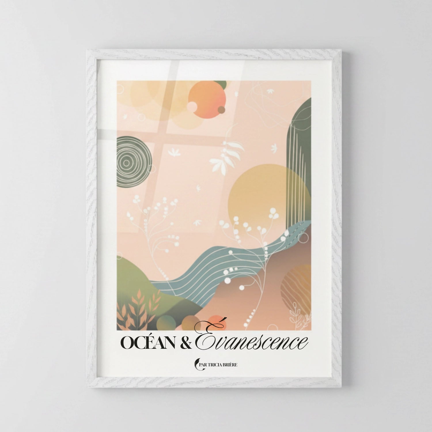 Affiche « Océan & Évanescence » de Tricia Brière dans un cadre en bois blanc texturé sur fond gris clair. Illustration abstraite aux formes organiques rose poudré, vert sauge, ocre et bleu-vert avec motifs botaniques et ligne de flot ondulée.