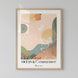 Affiche « Océan & Évanescence » de Tricia Brière dans un cadre en bois naturel clair sur fond gris clair. Illustration abstraite aux formes organiques rose poudré, vert sauge, ocre et bleu-vert avec motifs botaniques et ligne de flot ondulée.