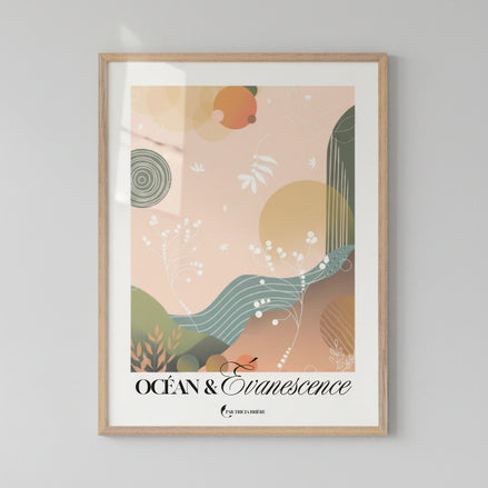 Affiche « Océan & Évanescence » de Tricia Brière dans un cadre en bois naturel clair sur fond gris clair. Illustration abstraite aux formes organiques rose poudré, vert sauge, ocre et bleu-vert avec motifs botaniques et ligne de flot ondulée.