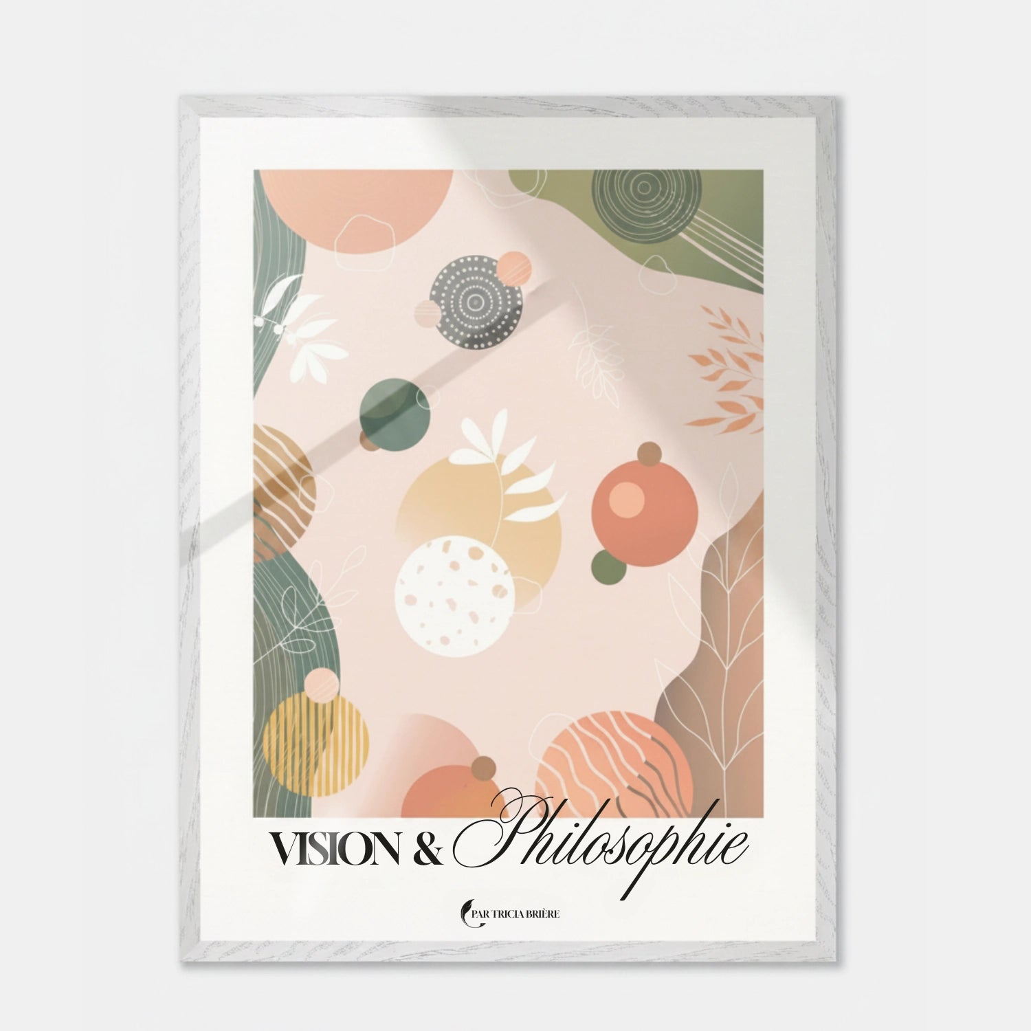 Affiche « Vision & Philosophie » de Tricia Brière dans un cadre en bois blanc texturé sur fond gris clair. Illustration abstraite aux formes organiques rose poudré, vert sauge, terracotta, ocre et blanc cassé avec motifs botaniques et sphères à textures variées.