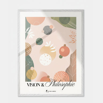 Affiche « Vision & Philosophie » de Tricia Brière dans un cadre en bois blanc texturé sur fond gris clair. Illustration abstraite aux formes organiques rose poudré, vert sauge, terracotta, ocre et blanc cassé avec motifs botaniques et sphères à textures variées.
