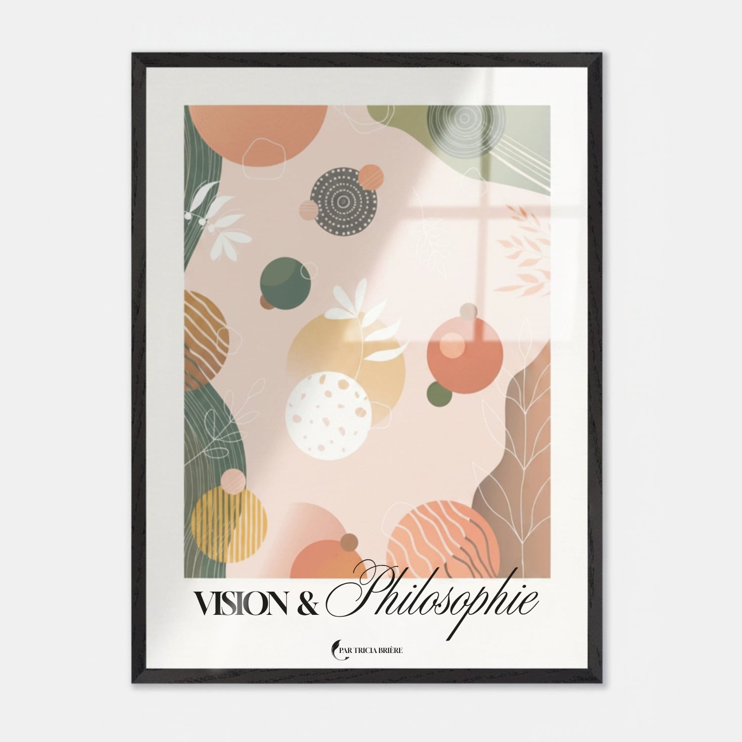 Affiche « Vision & Philosophie » de Tricia Brière dans un cadre en bois noir mat sur fond gris clair. Illustration abstraite aux formes organiques rose poudré, vert sauge, terracotta, ocre et blanc cassé avec motifs botaniques et sphères à textures variées.