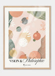 Affiche « Vision & Philosophie » de Tricia Brière dans un cadre en bois naturel clair sur fond gris clair. Illustration abstraite aux formes organiques rose poudré, vert sauge, terracotta, ocre et blanc cassé avec motifs botaniques et sphères à textures variées.