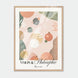 Affiche « Vision & Philosophie » de Tricia Brière dans un cadre en bois naturel clair sur fond gris clair. Illustration abstraite aux formes organiques rose poudré, vert sauge, terracotta, ocre et blanc cassé avec motifs botaniques et sphères à textures variées.