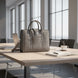 Porte-documents en cuir gris dans un environnement professionnel épuré